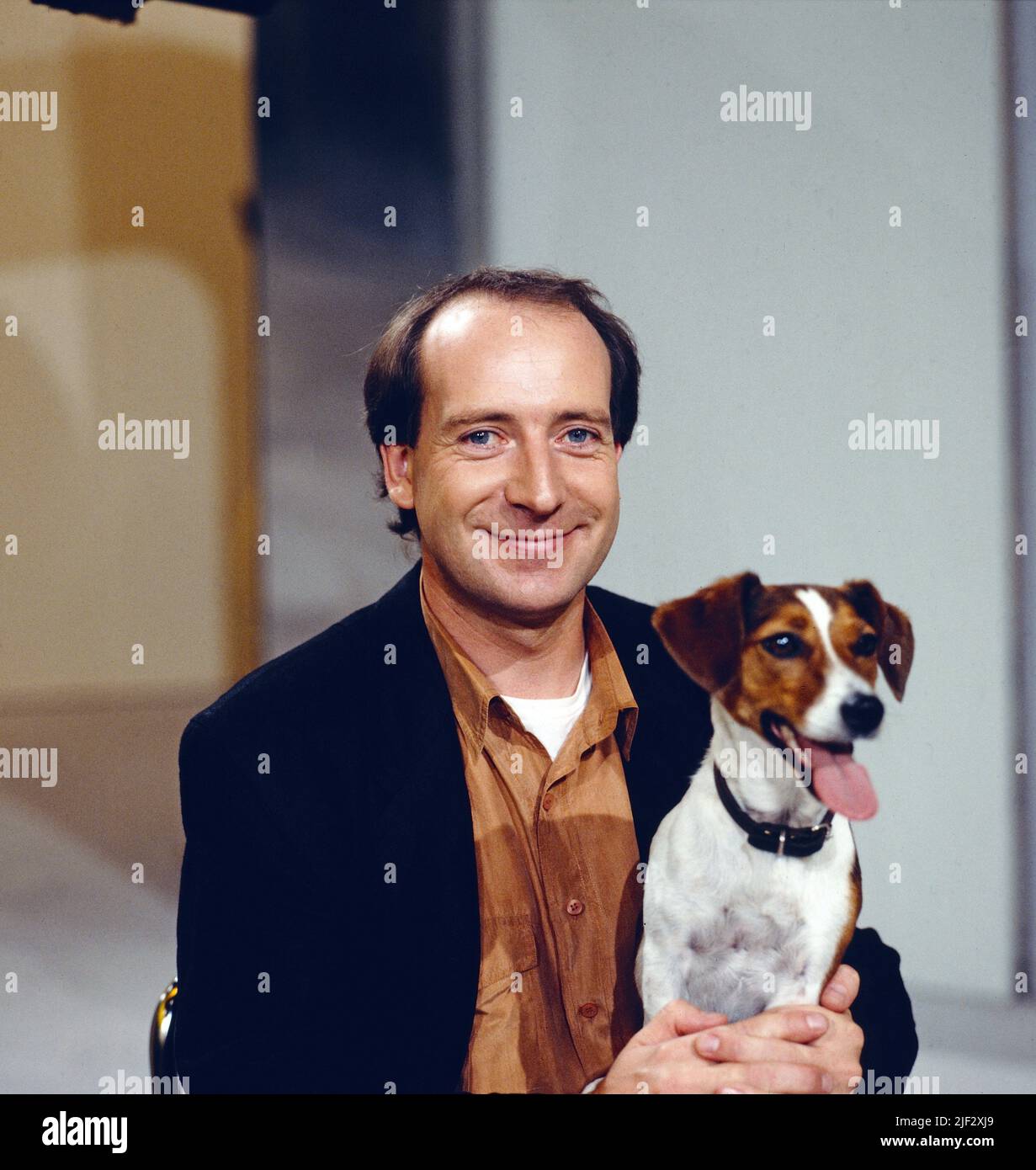 Tier und Wir, SAT 1 Tiermagazin, Unterhaltendes aus der Tierwelt, moderazione: Tierarzt Gerald Krakauer mit Jack Russell Terrier. Tier und Wir, SAT 1 TV PET magazine, moderazione: Veterinario Dr Gerald Krakauer con Jack Russell Terrier Foto Stock