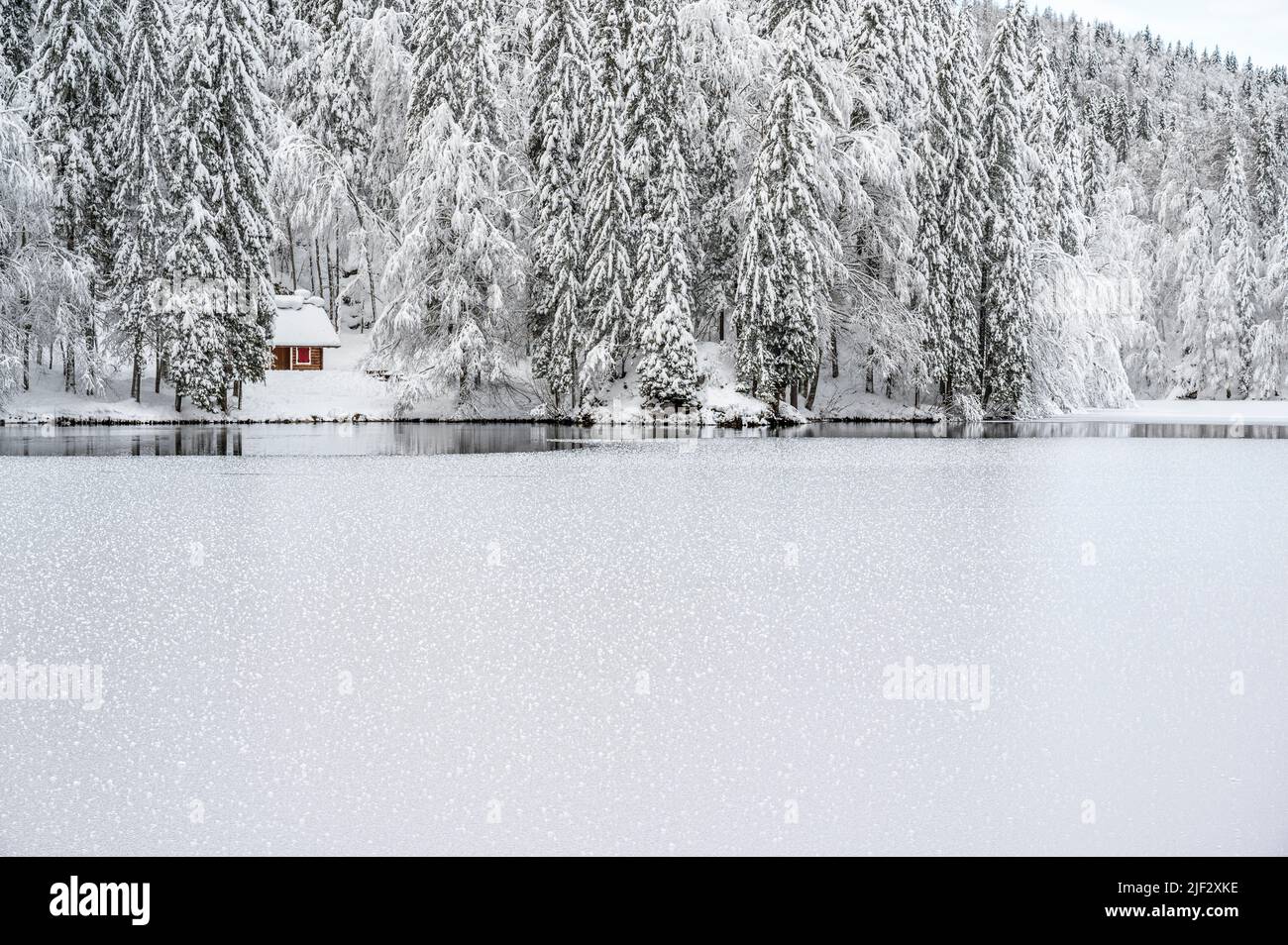 Inverno neve a Fusine. Magia del lago inferiore. Foto Stock