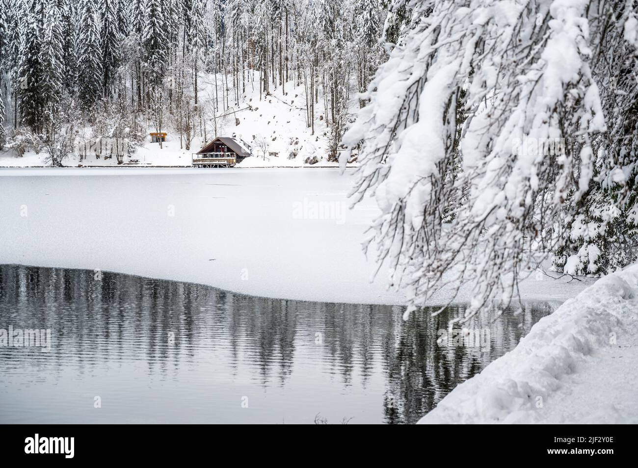 Inverno neve a Fusine. Magia del lago inferiore. Foto Stock