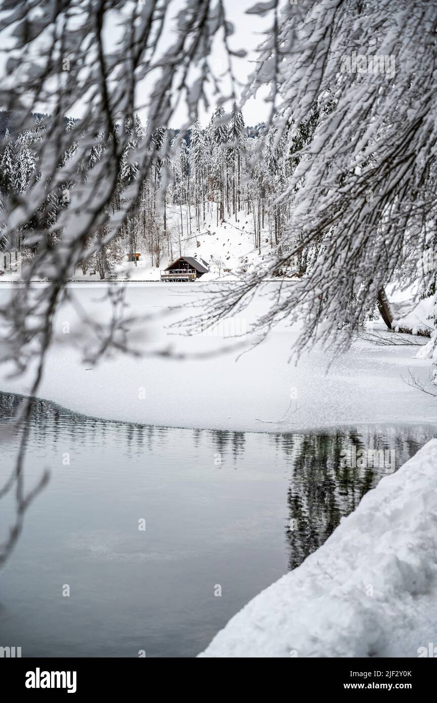 Inverno neve a Fusine. Magia del lago inferiore. Foto Stock