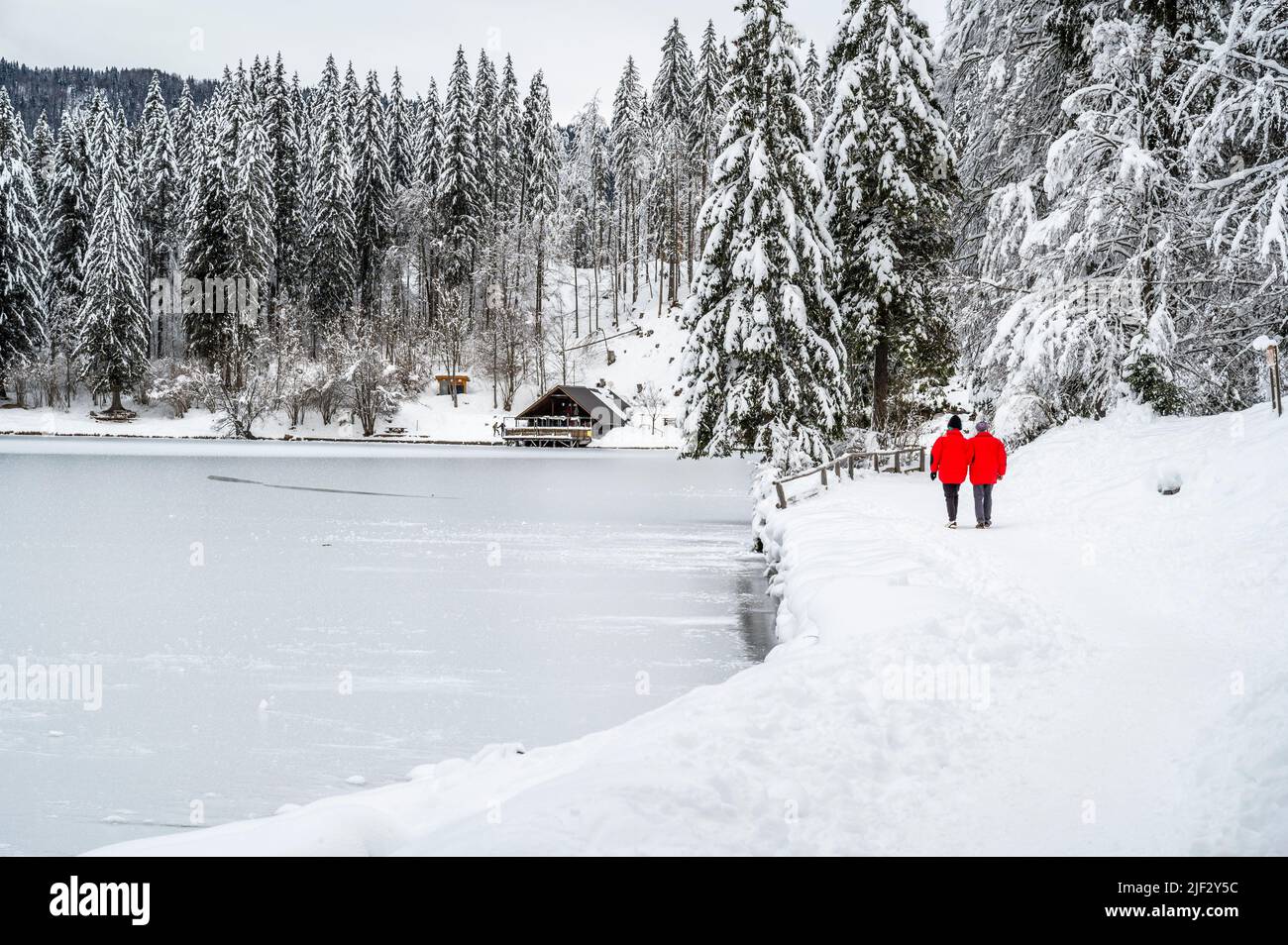 Inverno neve a Fusine. Magia del lago inferiore. Foto Stock