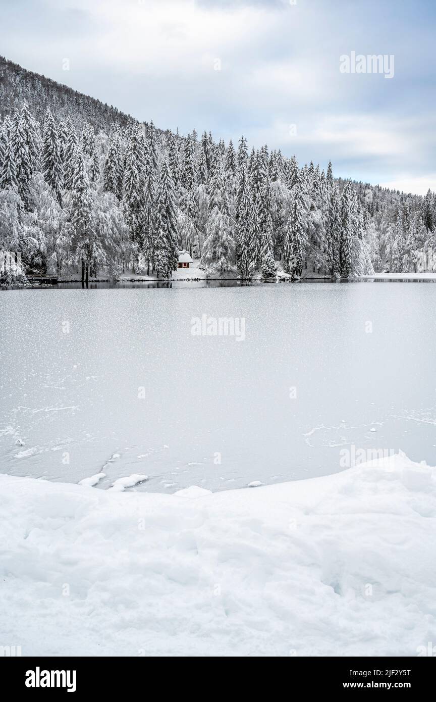 Inverno neve a Fusine. Magia del lago inferiore. Foto Stock