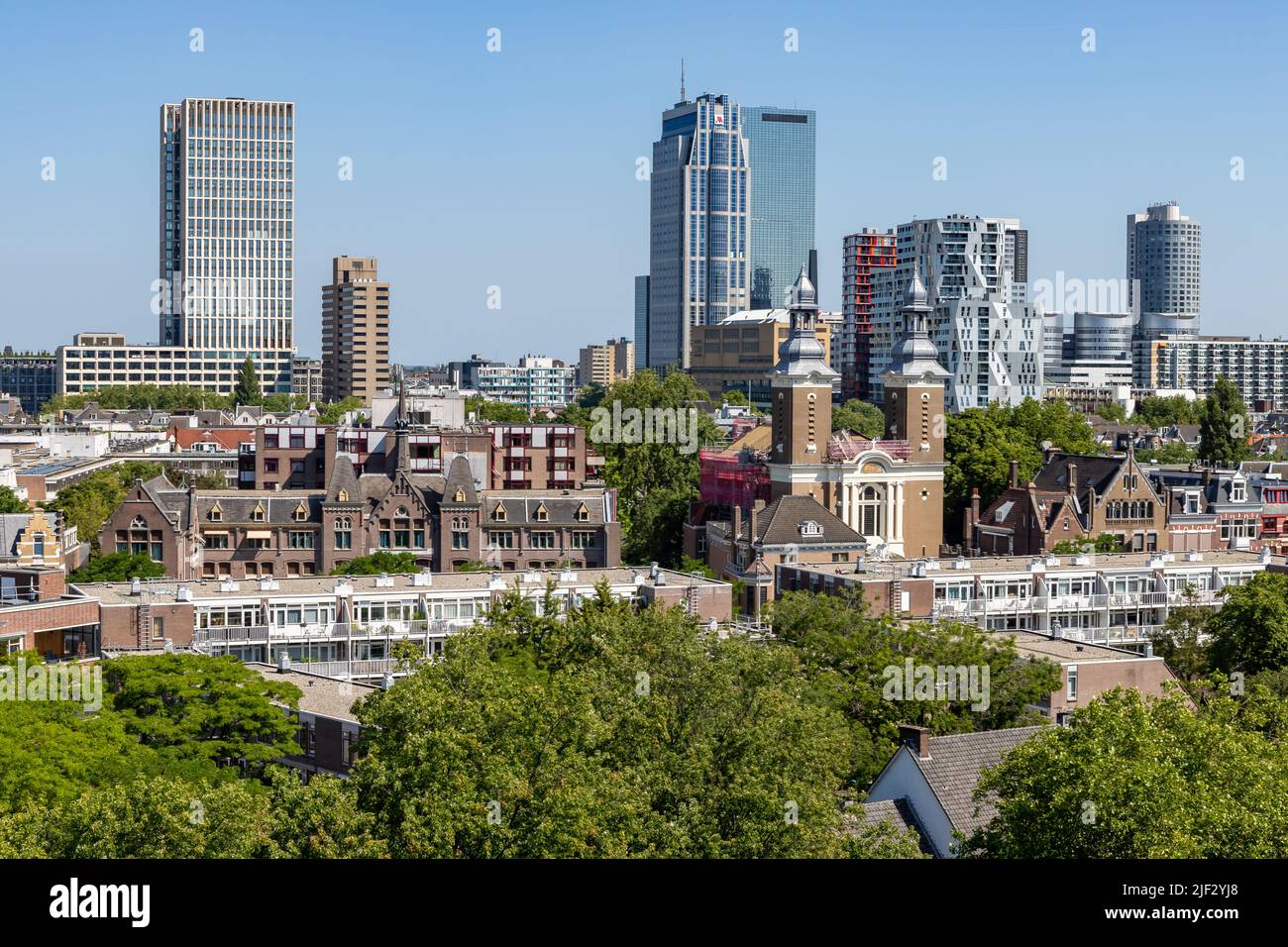 Vista sullo skyline di Rotterdam con Delftse Poort, Calypso e Millennium Tower, Rotterdam, Paesi Bassi Foto Stock