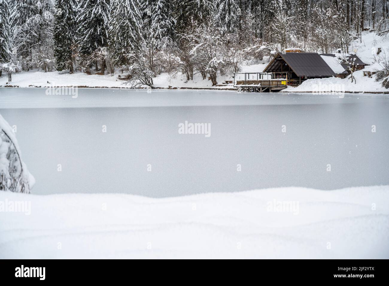 Inverno neve a Fusine. Magia del lago inferiore. Foto Stock