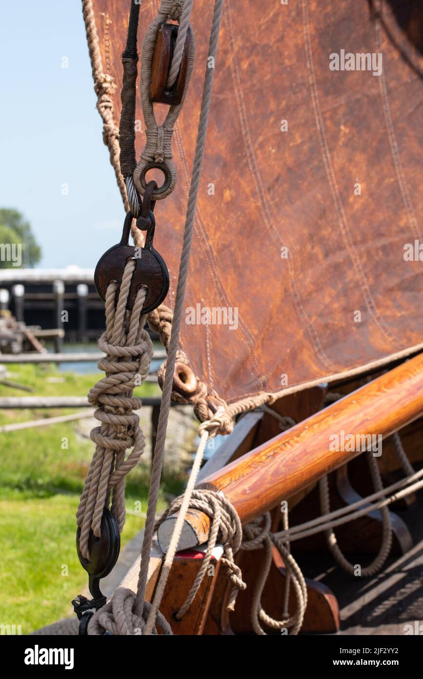 Enkhuizen, Paesi Bassi. Giugno 2022. Primo piano di armamento di una vecchia barca a fondo piatto. Foto di alta qualità Foto Stock