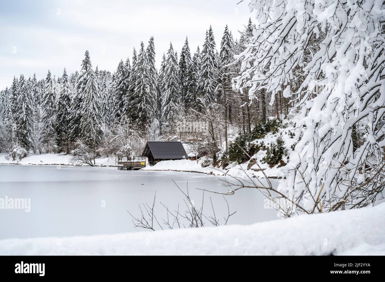Inverno neve a Fusine. Magia del lago inferiore. Foto Stock
