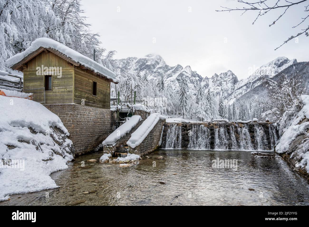Inverno neve a Fusine. Magia del lago inferiore. Foto Stock
