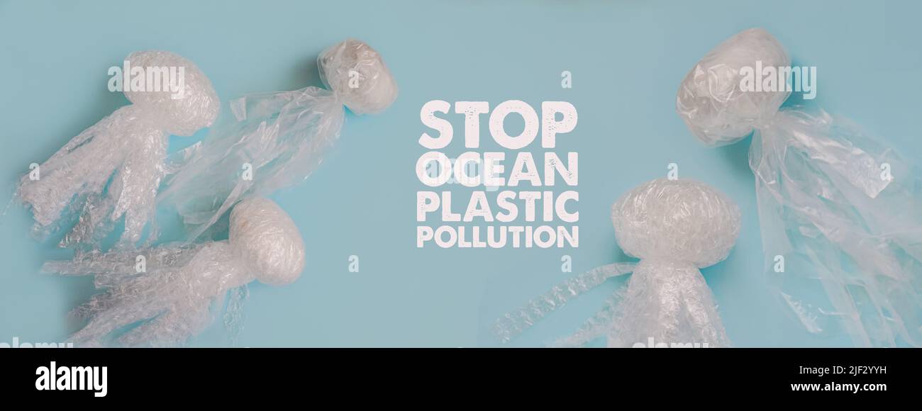 Vita marina e oceanica da rifiuti. Meduse di rifiuti di plastica su sfondo blu. Inquinamento del pianeta. Concetto di salvare l'ambiente, oceani Foto Stock