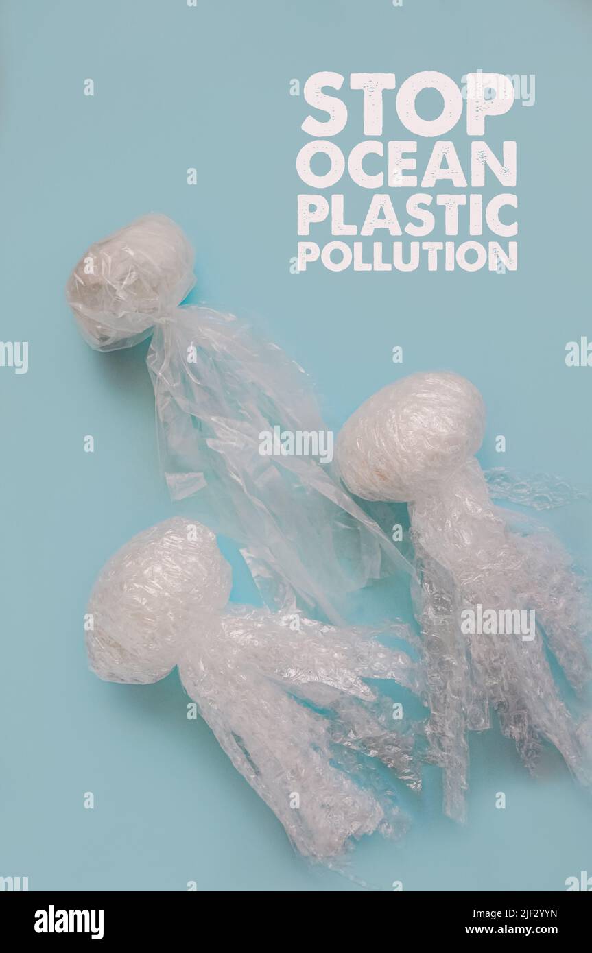 Vita marina e oceanica da rifiuti. Meduse di rifiuti di plastica su sfondo blu. Inquinamento del pianeta. Concetto di salvare l'ambiente, oceani Foto Stock