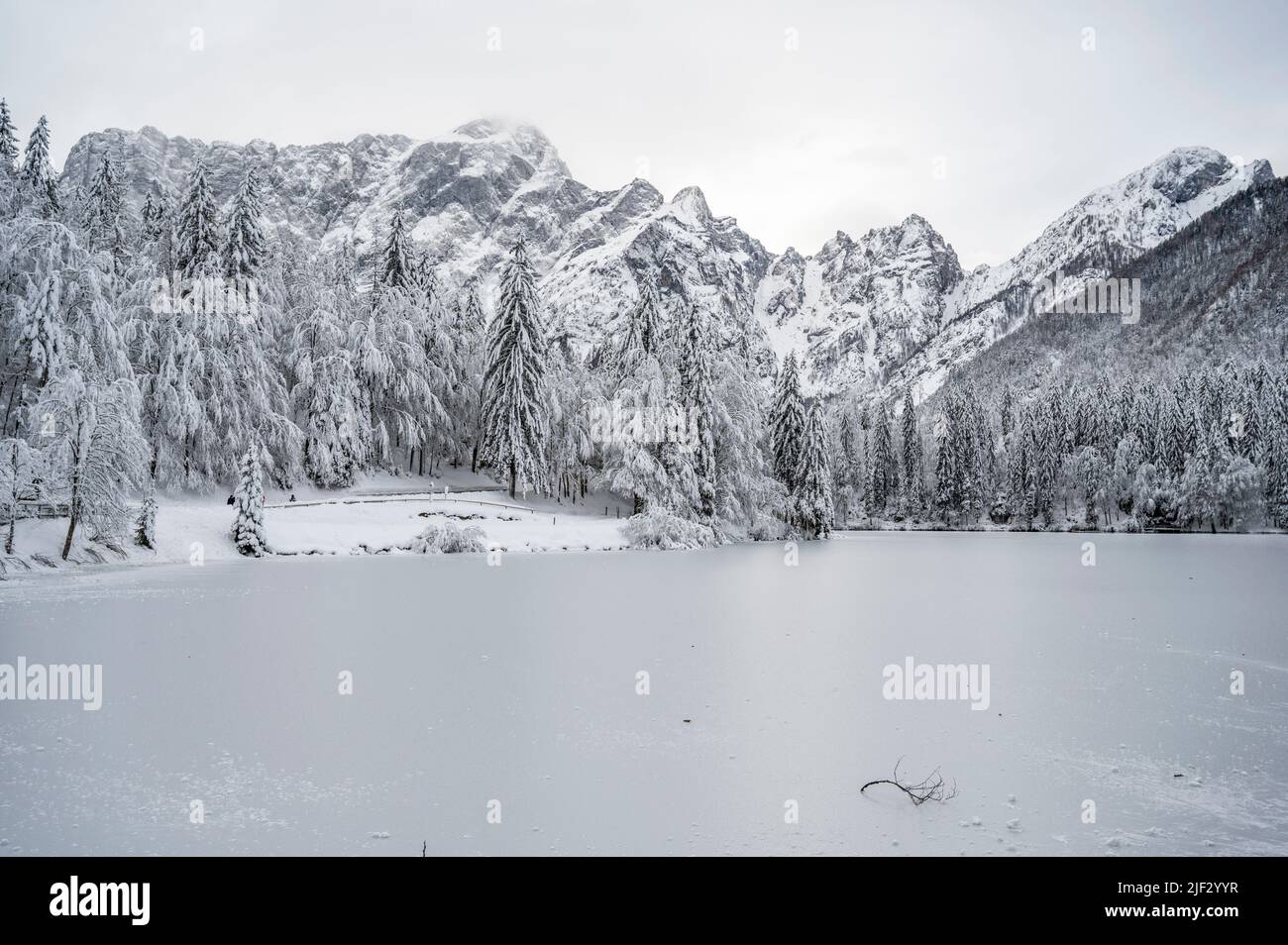 Inverno neve a Fusine. Magia del lago inferiore. Foto Stock