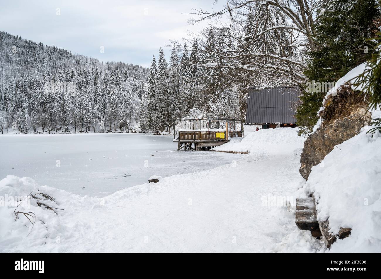 Inverno neve a Fusine. Magia del lago inferiore. Foto Stock
