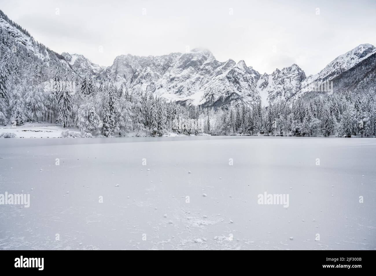 Inverno neve a Fusine. Magia del lago inferiore. Foto Stock