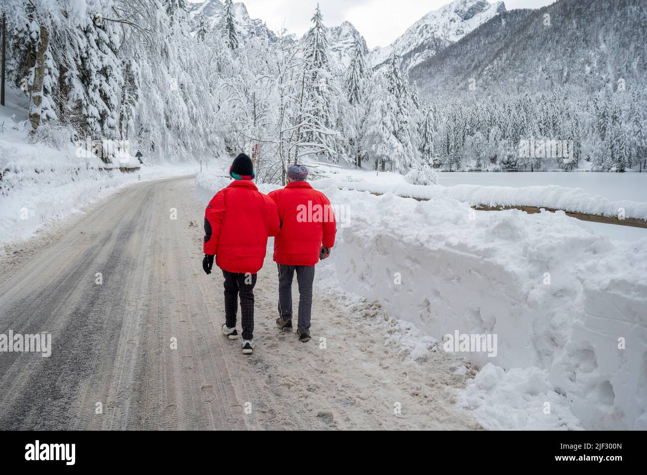 Inverno neve a Fusine. Magia del lago inferiore. Foto Stock