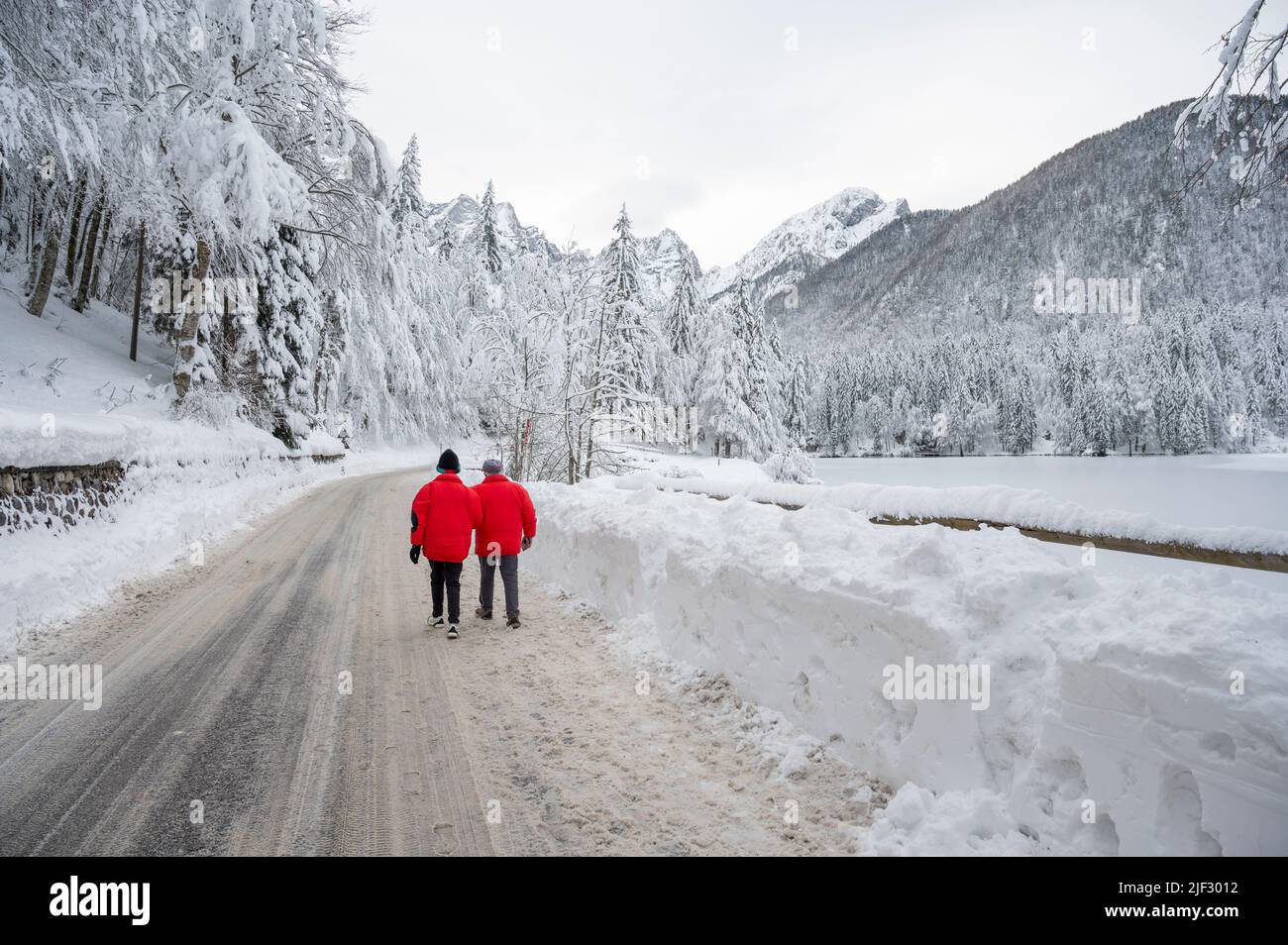 Inverno neve a Fusine. Magia del lago inferiore. Foto Stock