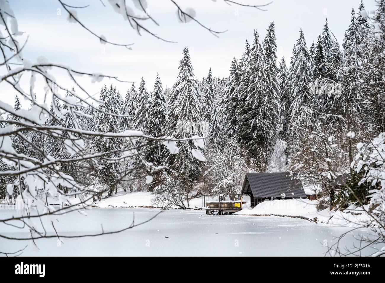 Inverno neve a Fusine. Magia del lago inferiore. Foto Stock