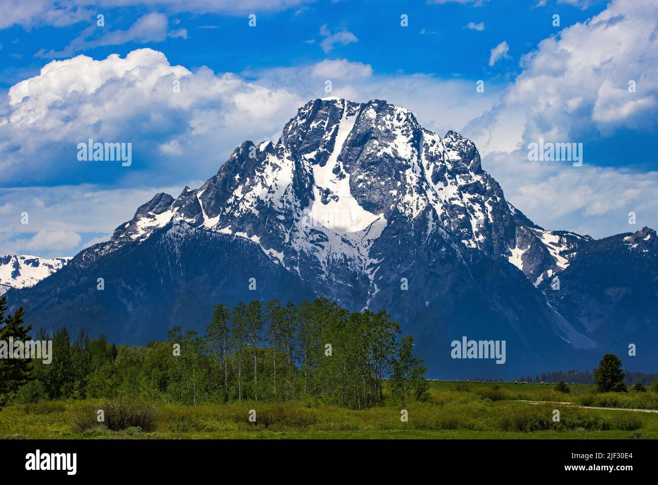 Si tratta di una vista del Monte Moran, un punto di riferimento della montagna all'estremità nord del Teton Range nel Parco Nazionale di Grand Teton, Wyoming, USA. Foto Stock