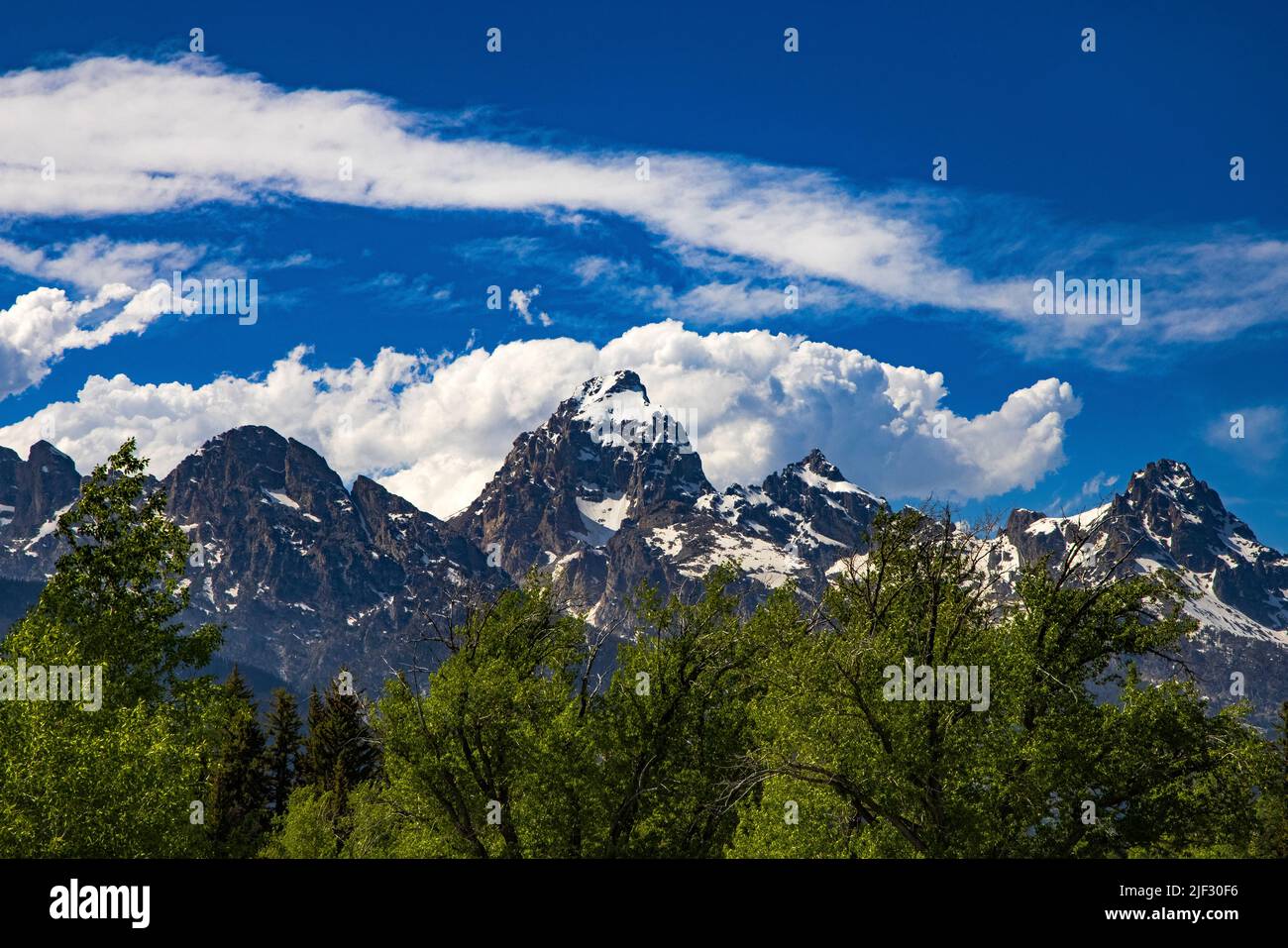 Una vista del Grand Teton Peak, la vetta più alta del Teton Range del Grand Teton National Park, Wyoming, USA. Questa vista è dal centro visitatori del parco. Foto Stock