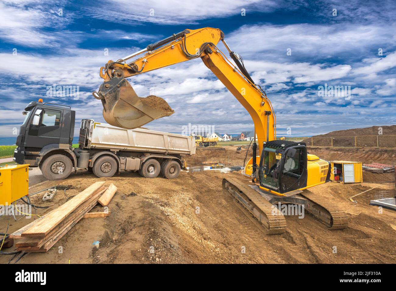 l'escavatore sta scavando in cantiere Foto Stock