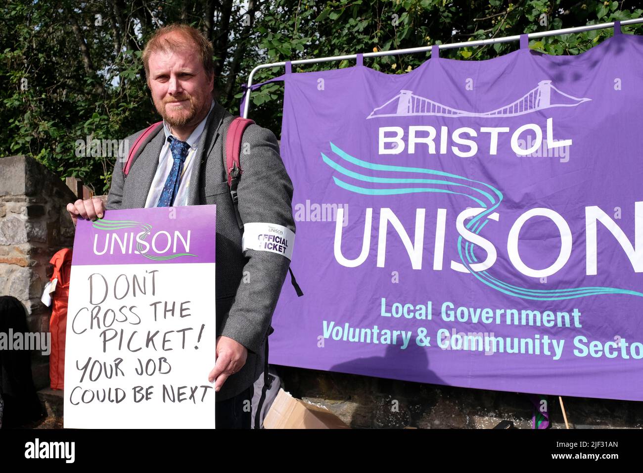 Westbury-on-Trym, Bristol, Regno Unito. 29th giugno 2022. Colpisce gli operatori sanitari picket la St Monica's Trust Care Home, Garden House. I dipendenti della Garden House e di altre tre case gestite da St Monica dicono che si sta chiedendo di ridurre la retribuzione o di essere licenziati. Gli scioperi sono sostenuti dal sindacato dei lavoratori del servizio pubblico, Unison. Nella foto è Tom Merchant di Unison. Credit: JMF News/Alamy Live News Foto Stock