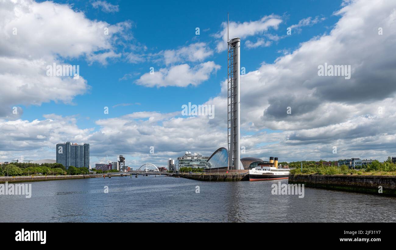 Vista sul lungomare di Glasgow con il centro scientifico e il TS Queen Mary , sul fiume Clyde Foto Stock