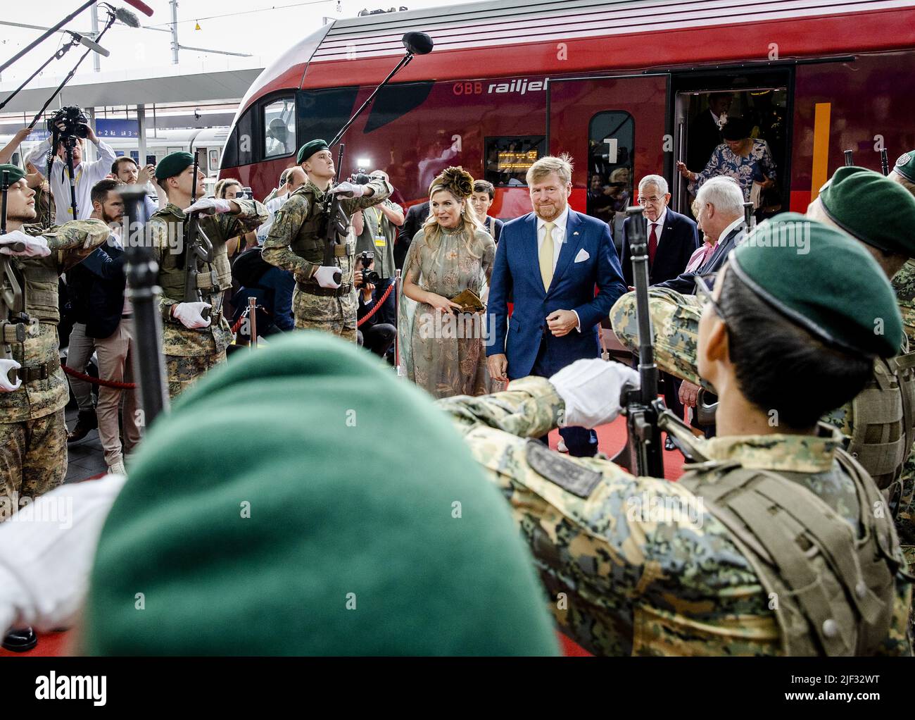 Austria, 29/06/2022, Graz, Austria, 2022-06-29 10:39:49 GRAZ - re Willem-Alexander e la regina Maxima sono accolti alla stazione centrale. A Graz, la coppia reale conclude la visita statale di tre giorni in Austria. ANP SEM VAN DER WAL netherlands OUT - belgium OUT Credit: ANP/Alamy Live News Foto Stock