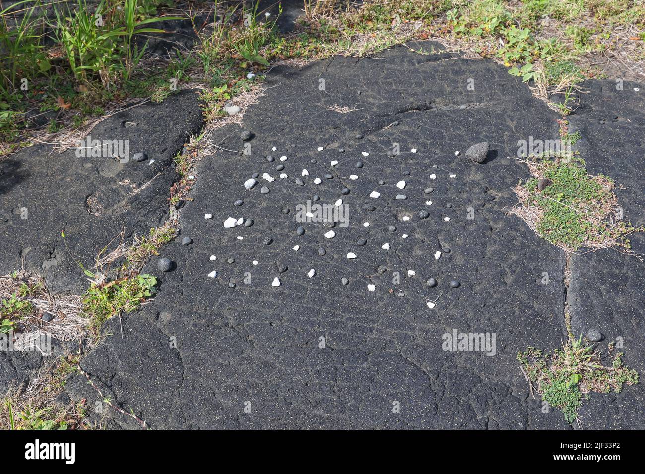 Un gioco di Konane in pietra situato in un heiau hawaiano sulla Big Island. Foto Stock