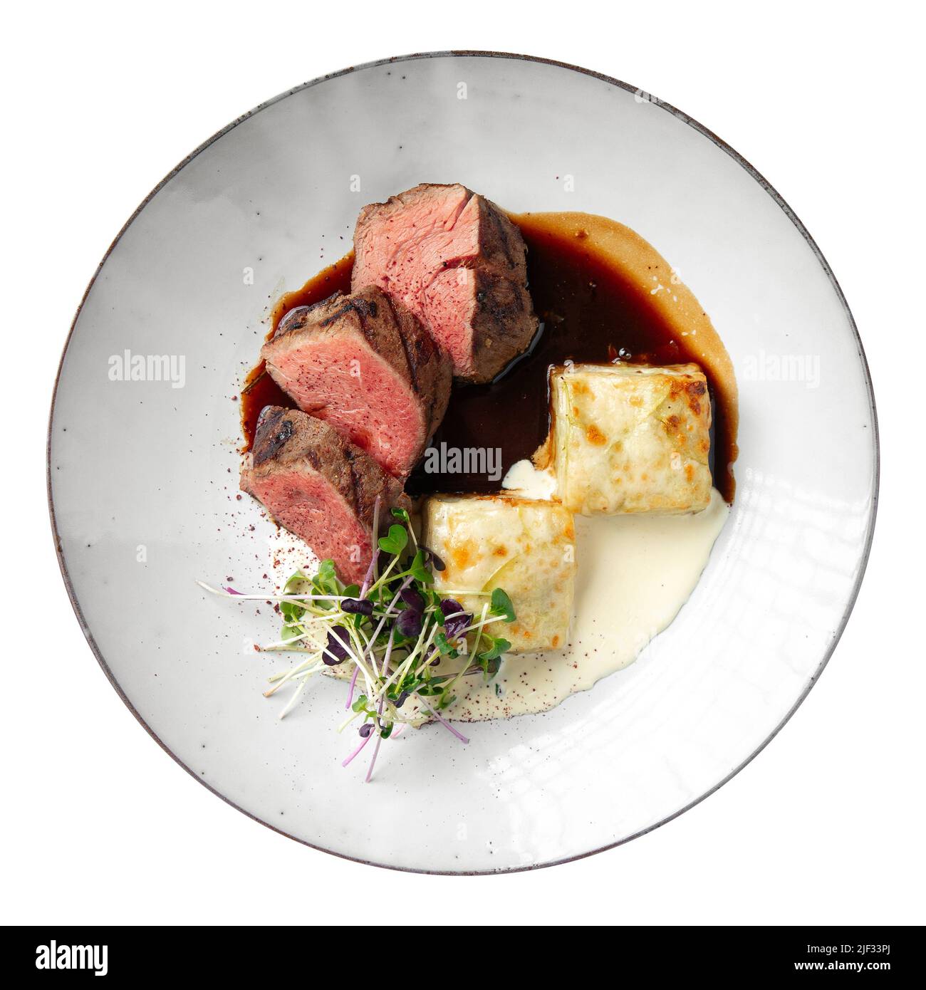 Porzione isolata di vitello sous-vide con gratin Foto Stock