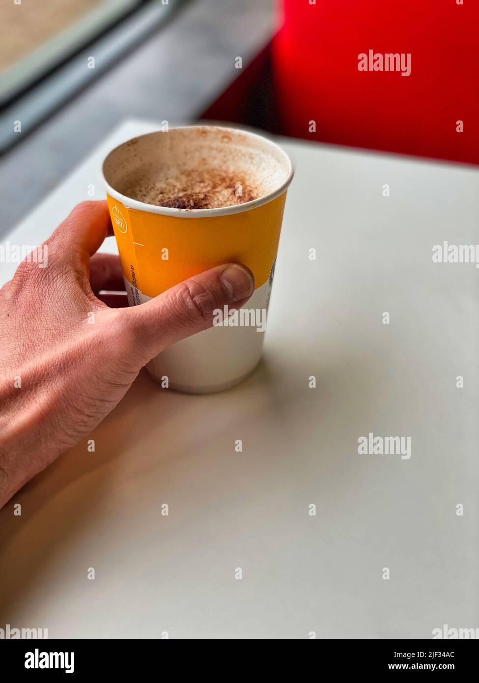 Cappuccino in una tazza da asporto Foto Stock