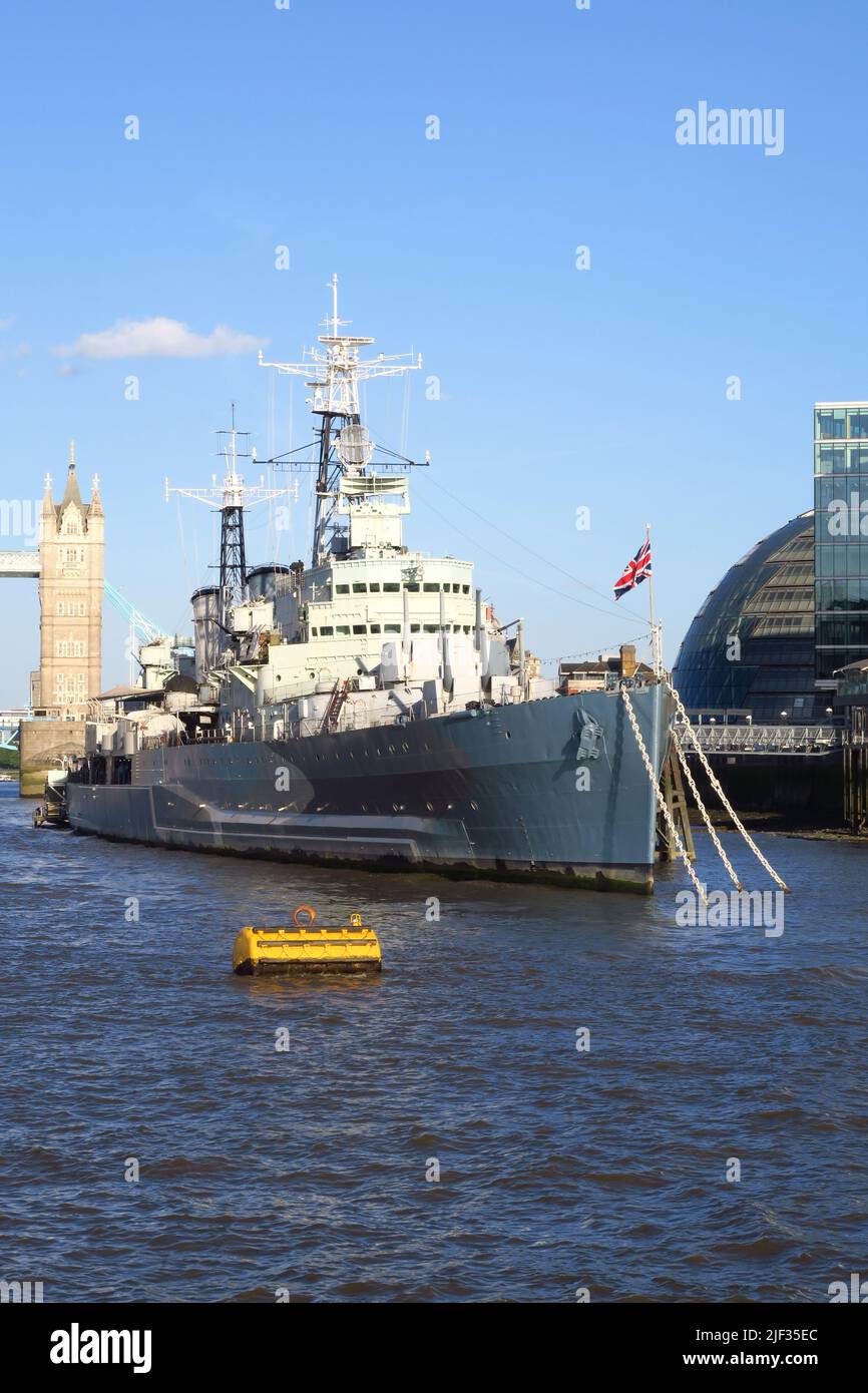 L'HMS Belfast, un incrociatore del WW2, è ormeggiata sulla riva sud del Tamigi a Londra, vicino al Tower Bridge. Serve come museo vivente e turistico Foto Stock