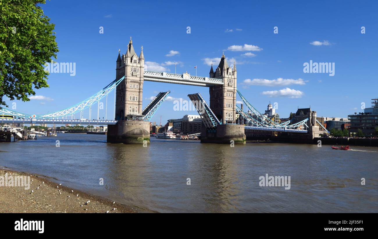 Tower Bridge attraversa il Tamigi adiacente alla Torre di Londra. Il ponte è sollevato per consentire alla chiatta Thames Sailing 'volontà' di passare sotto su h Foto Stock