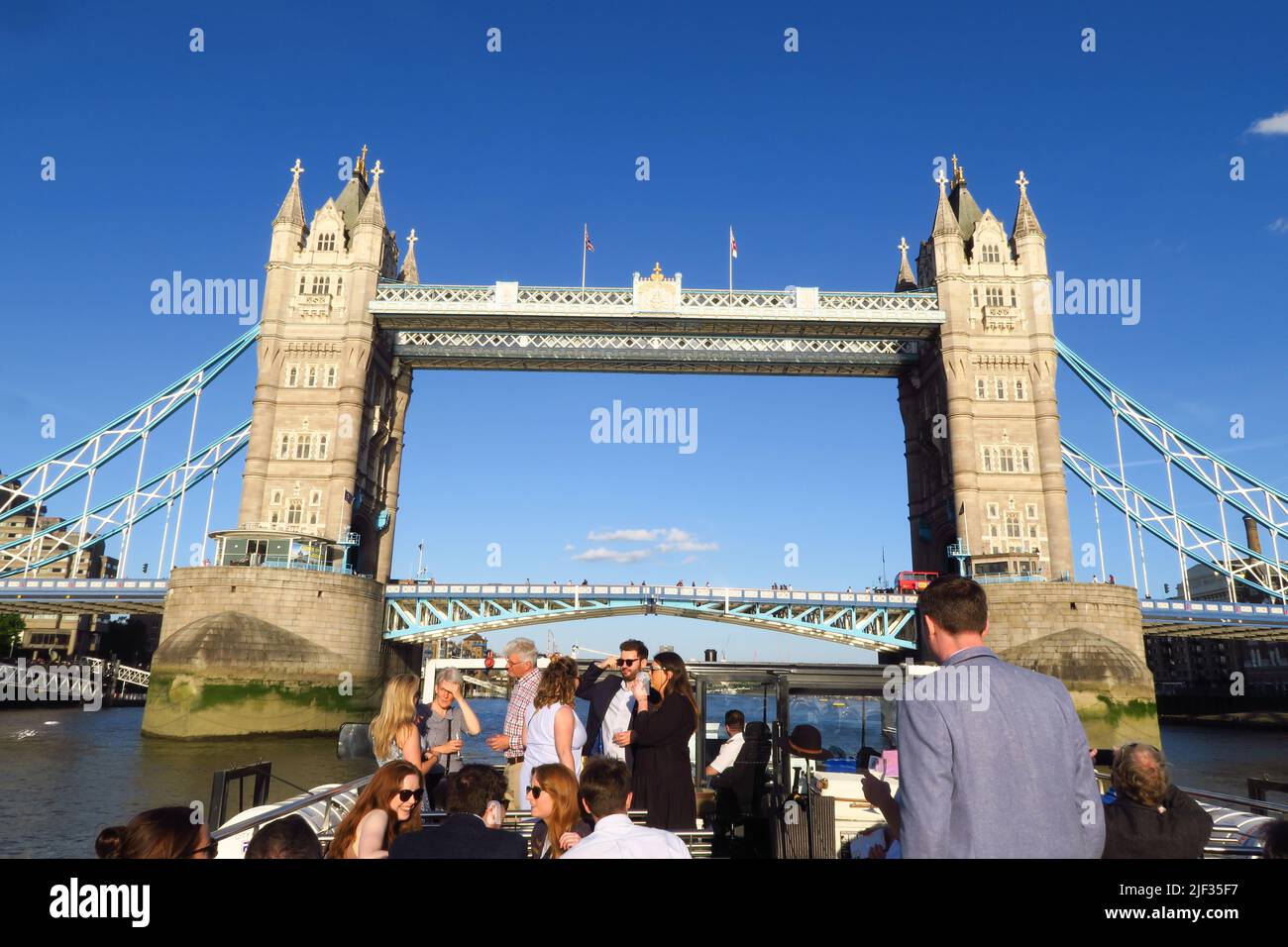 Tower Bridge attraversa il Tamigi adiacente alla Torre di Londra. Foto Stock