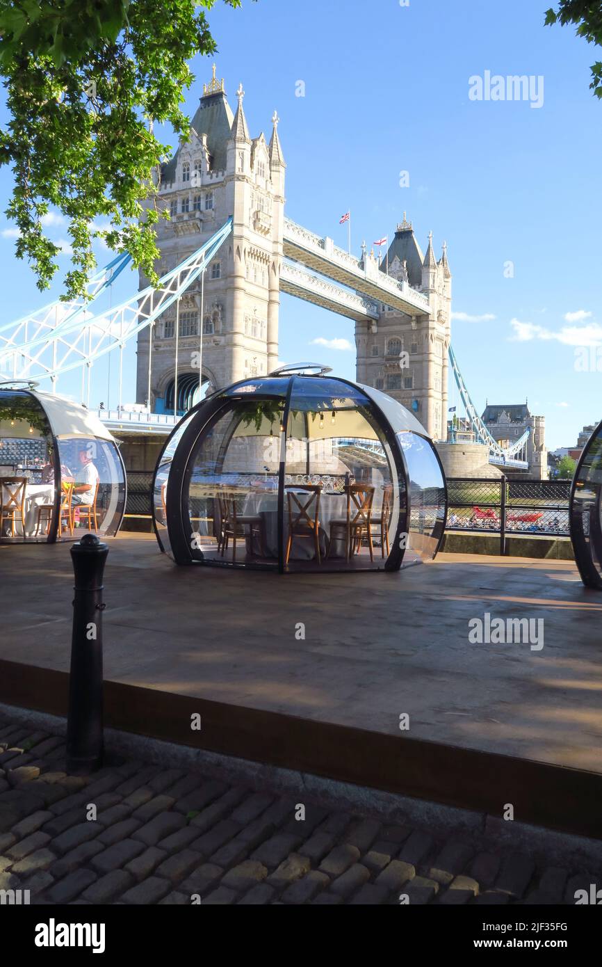 Il ristorante Coppa Club sul lato nord del Tamigi si affaccia sul Tower Bridge. Foto Stock