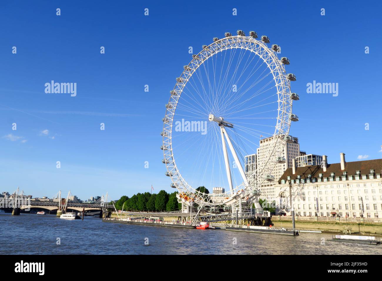 Il London Eye, un'attrazione turistica di Londra, si trova sulla riva sud del Tamigi, vicino al Ponte di Westminster. Foto Stock