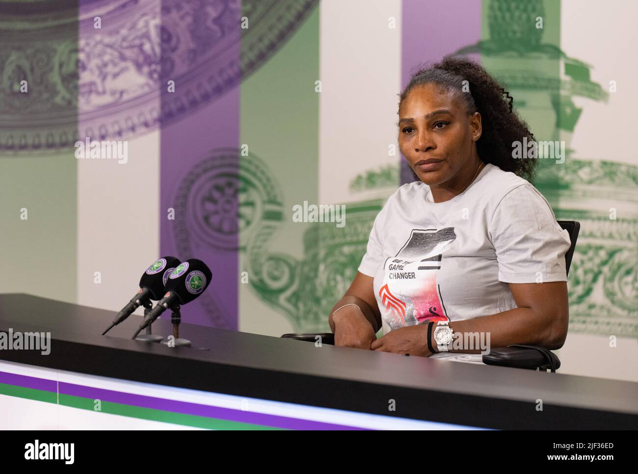 Serena Williams durante una conferenza stampa dopo la sua sconfitta ad Harmony Tan il secondo giorno dei campionati di Wimbledon 2022 all'All England Lawn Tennis and Croquet Club, Wimbledon. Data foto: Martedì 28 giugno 2022. Foto Stock
