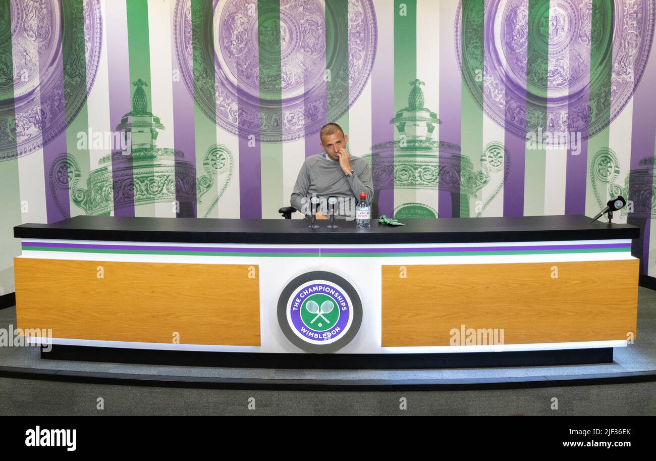 Daniel Evans parla alla stampa dopo la sua sconfitta a Jason Kubler il giorno due dei campionati di Wimbledon 2022 all'All England Lawn Tennis and Croquet Club, Wimbledon. Data foto: Martedì 28 giugno 2022. Foto Stock