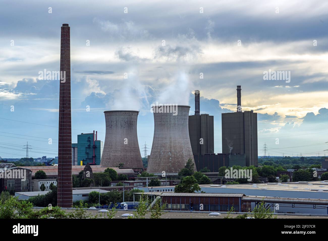 Torri e inquinamento dell'industria siderurgica di Duisburg, Germania, con altiforni, forni a coke e centrali elettriche contro un torbido silly con copia s. Foto Stock