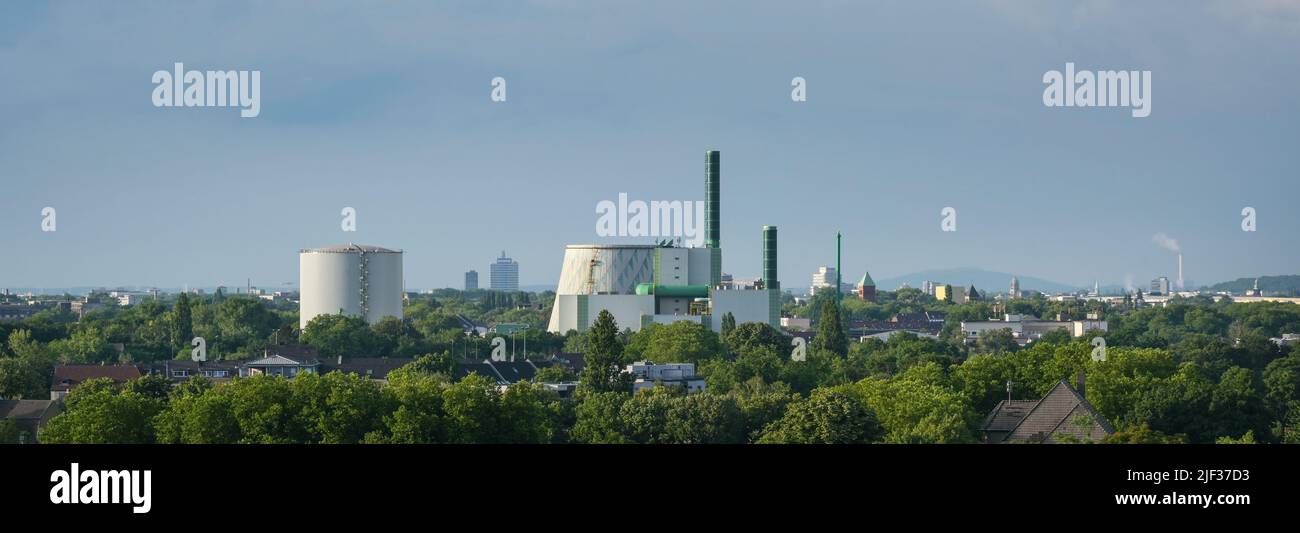 Panorama del paesaggio industriale di Duisburg Wanheim, centrale a gas con accumulatore di vapore e torre di raffreddamento, può essere azionato anche con olio combustibile Foto Stock