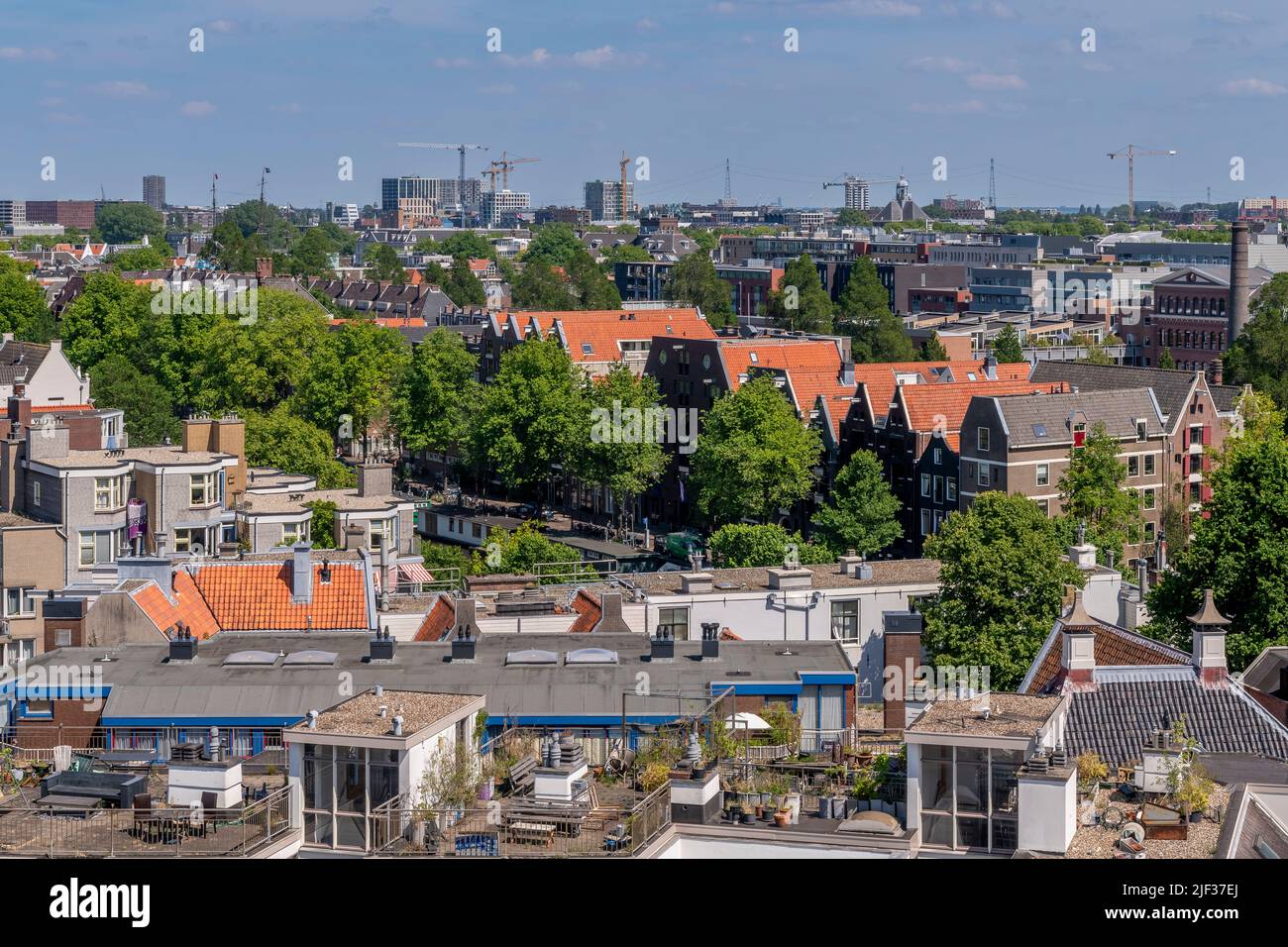 Vista dall'alto sui tetti di Amsterdam. Girato dalla torre campanaria di Zuiderkerk, proprio nel cuore della città. Foto Stock