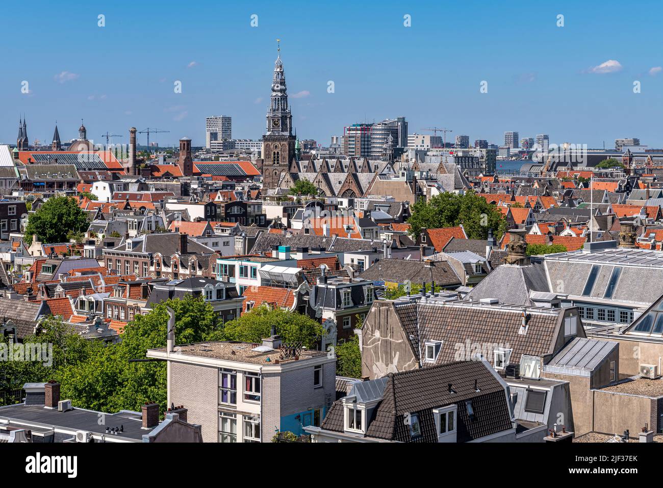 Vista dall'alto sui tetti di Amsterdam. Girato dalla torre campanaria di Zuiderkerk, proprio nel cuore della città. Foto Stock