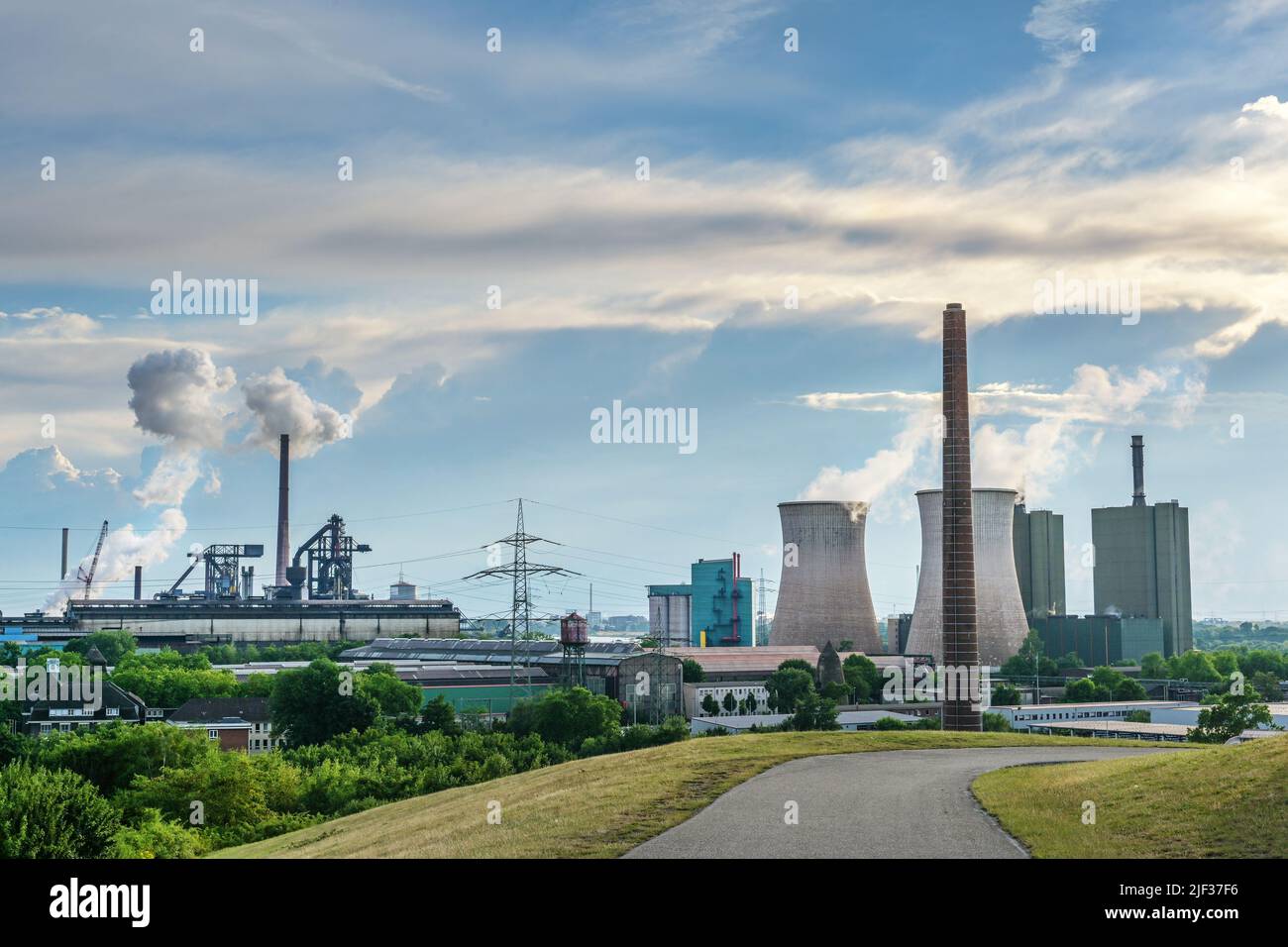 HKM, acciaierie Krupp Mannesmann e torri centrali elettriche, panorama paesaggistico dell'industria pesante utilizzando l'energia fossile a Duisburg, Germania, cielo blu con Foto Stock
