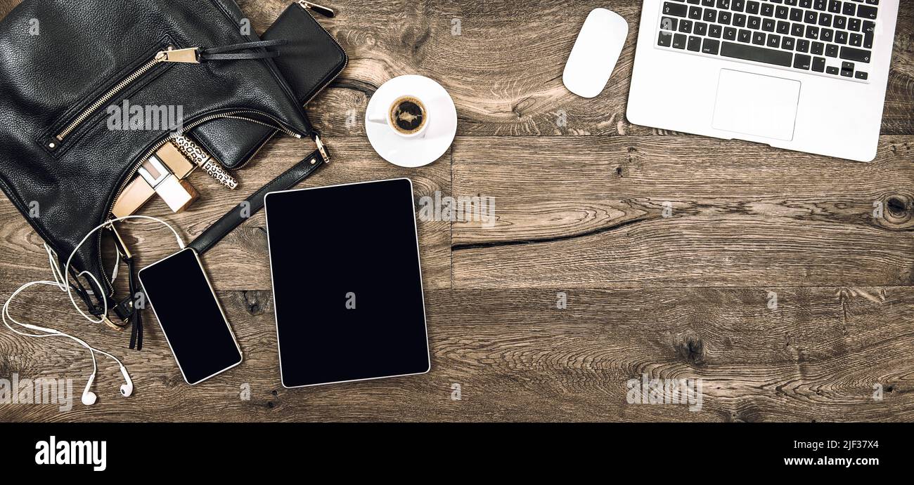Moda mockup con accessori per donna d'affari e strumenti per ufficio. Oggetti femminili e dispositivi elettronici laptop Foto Stock