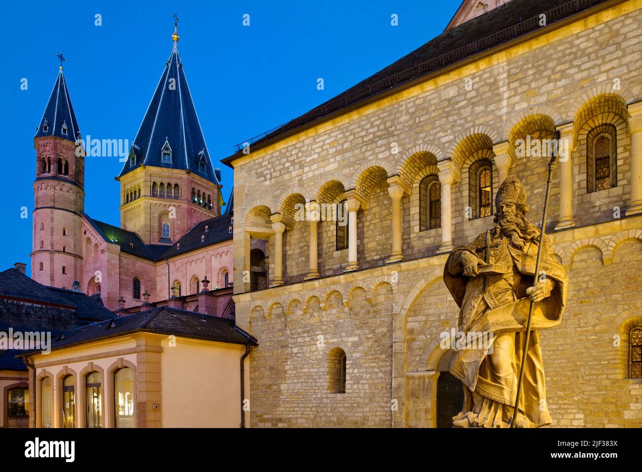 San Bonifacio di fronte alla Cappella del Gottardo, dietro la Cattedrale di Mainz, Germania, Renania-Palatinato, Magonza Foto Stock