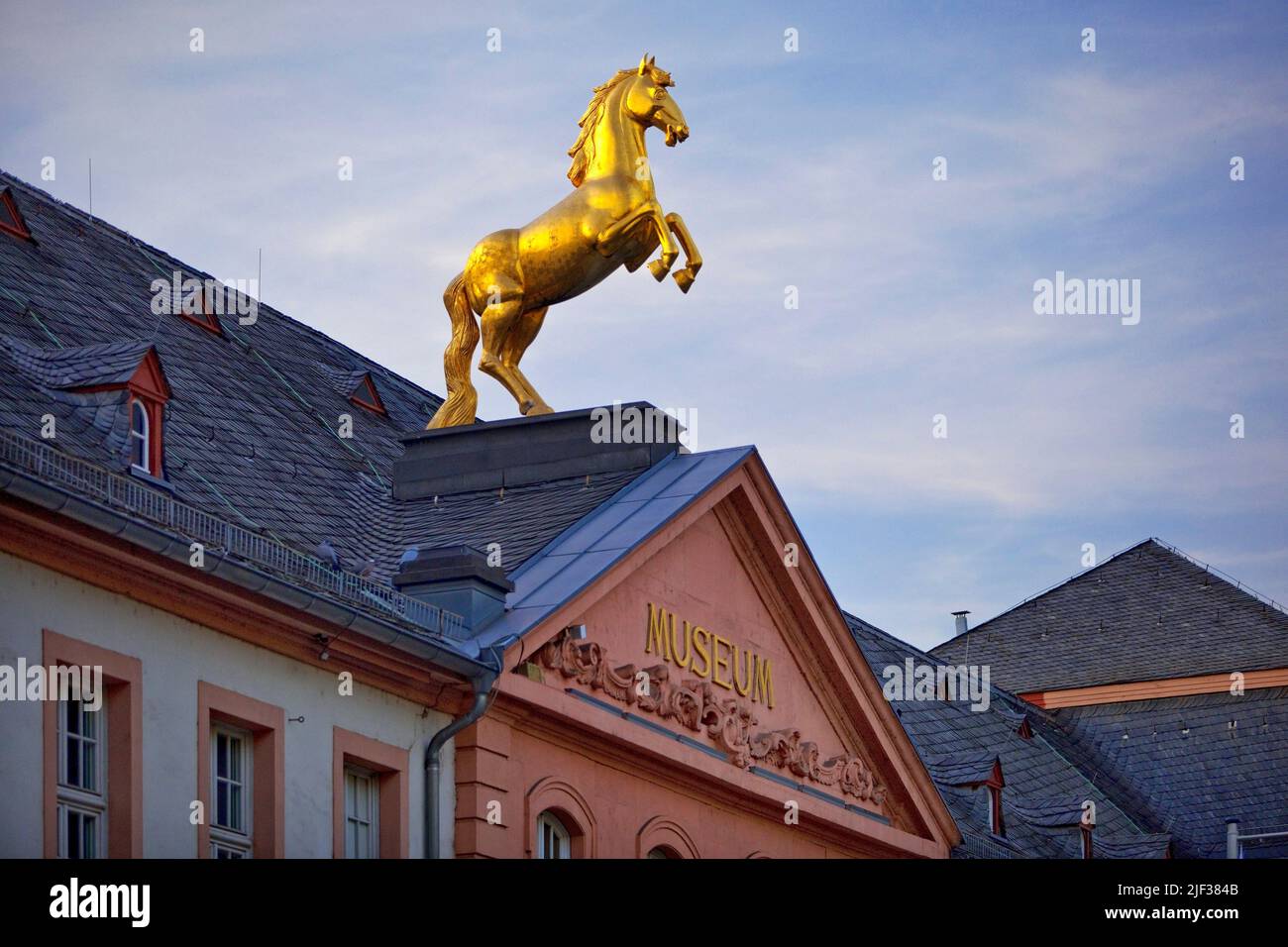 Mainz state Museum nella ex caserma Golden Ross con una figura di cavallo dorato sopra l'ingresso principale, Germania, Renania-Palatinato, Mainz Foto Stock
