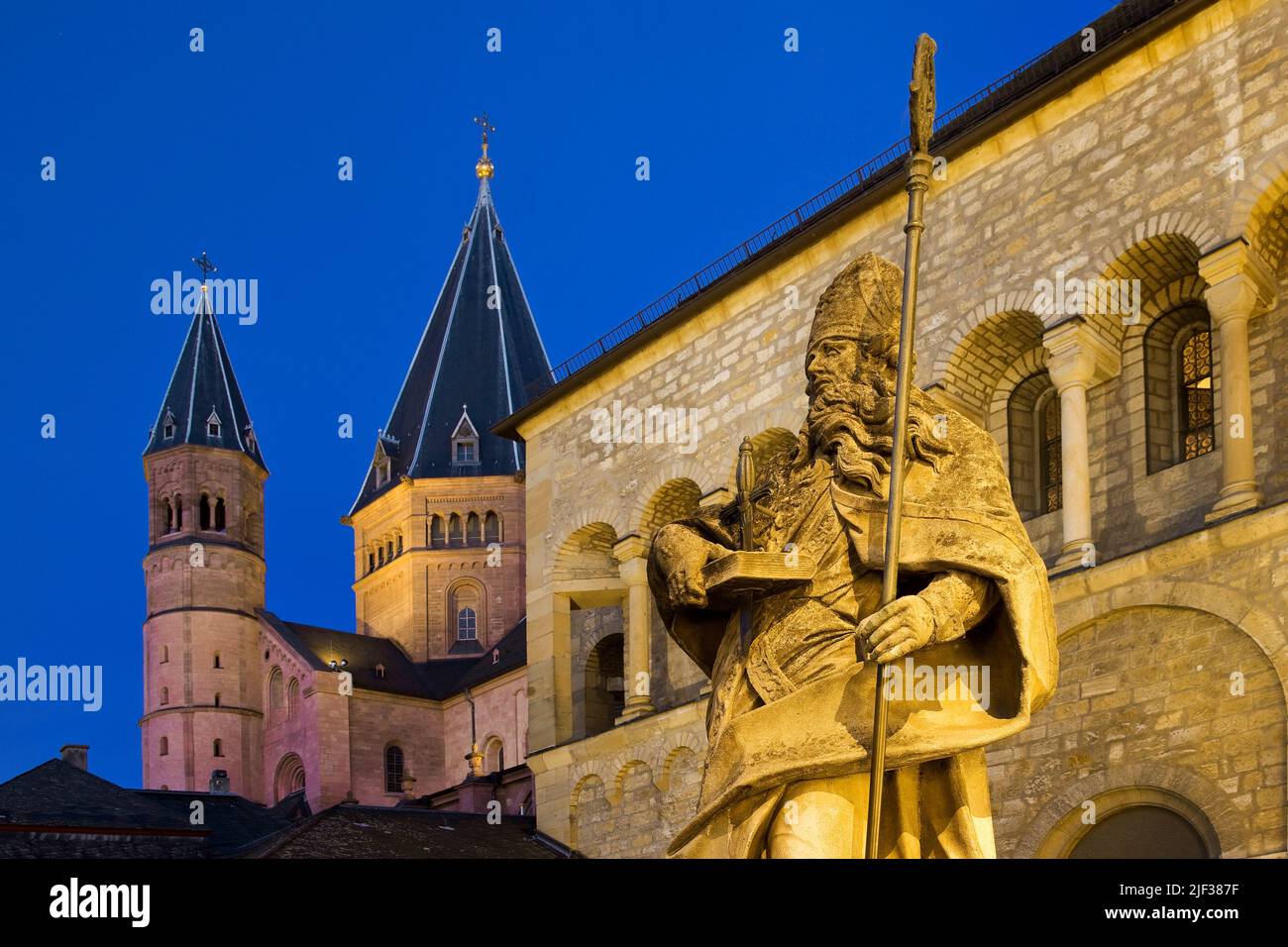 San Bonifacio di fronte alla Cappella del Gottardo, dietro la Cattedrale di Mainz, Germania, Renania-Palatinato, Magonza Foto Stock
