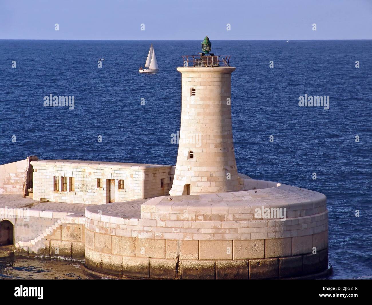 Torre faro all'ingresso del Porto Grande di la Valletta, Malta Foto Stock
