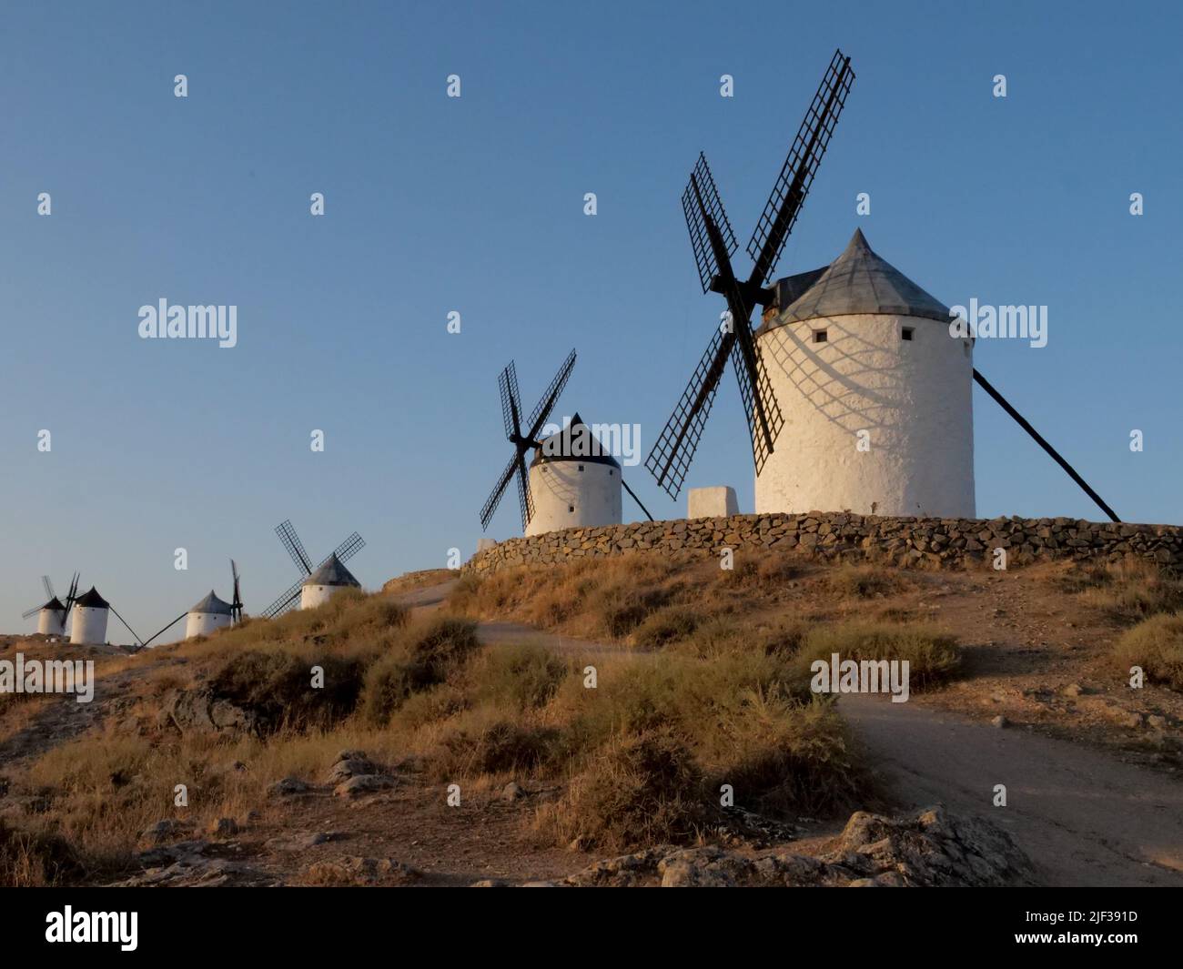 Sette mulini a vento con un castello a Consuegra. La Mancha. Don Chisciotte. Spagna Foto Stock