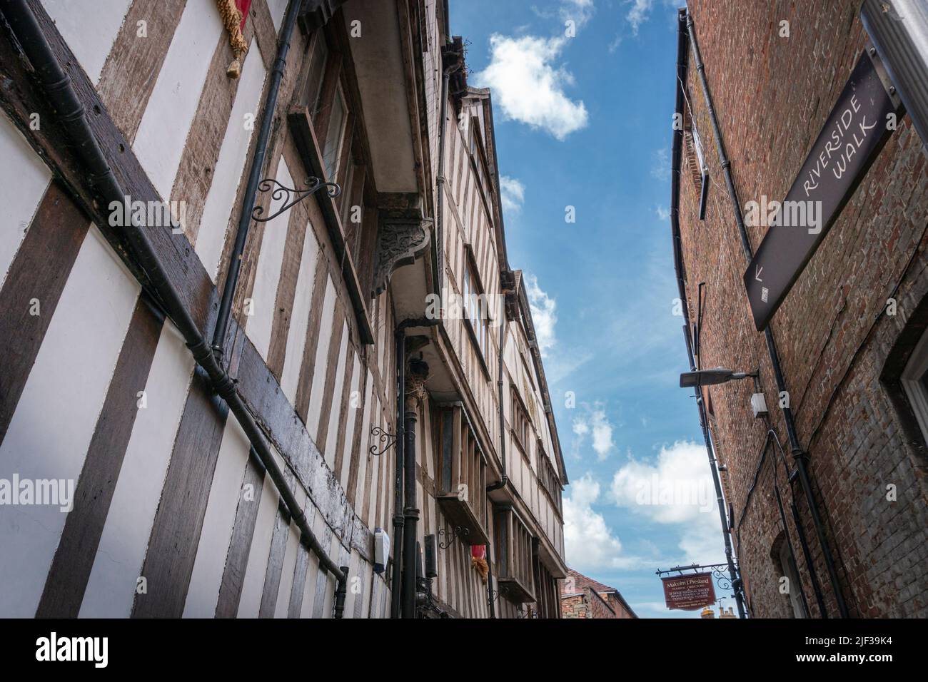 Tewkesbury, UK, maggio 2022 - antico edificio a graticcio nella città di mercato di Tewkesbury in Gloucestershire, Inghilterra, Regno Unito Foto Stock