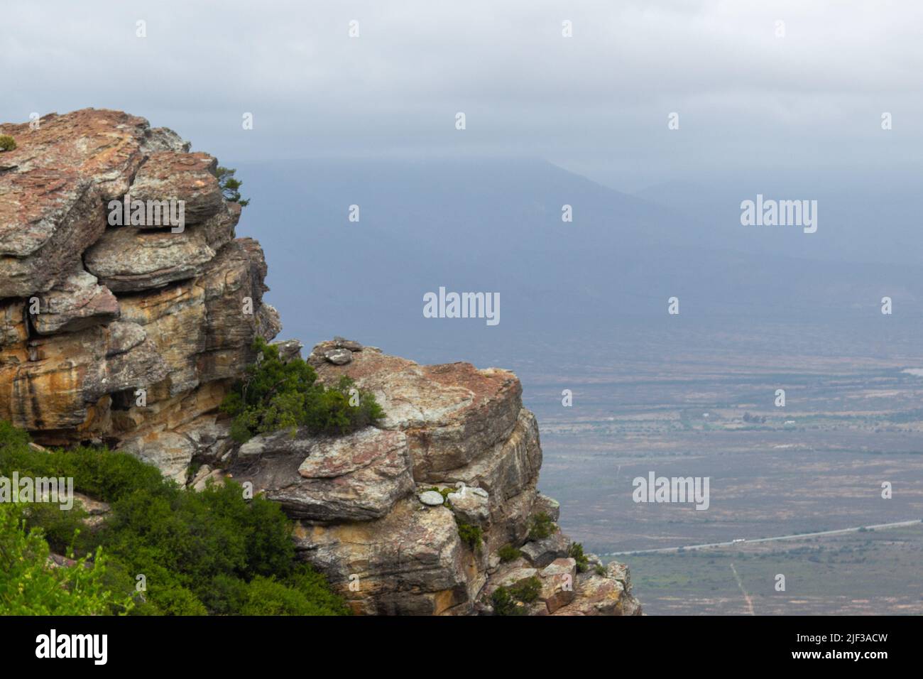 Sul Passo di VanRhyn vicino a Nieuwoudtville nel Capo Nord del Sud Africa, formazione rocciosa in primo piano Foto Stock