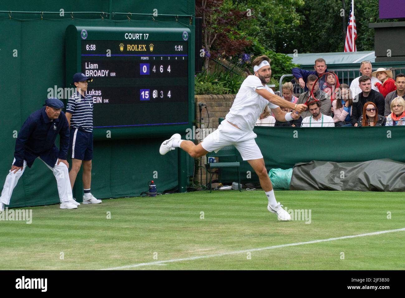 Wimbledon, UK, 28 giugno 2022: Tennista britannico Liam Broady in azione sul campo 17 ai campionati di tennis di Wimbledon. Il 28 anni di Stockport batte Lukas Klein nel 5 si pone nel primo round del torneo. Anna Watson/Alamy Live News Foto Stock