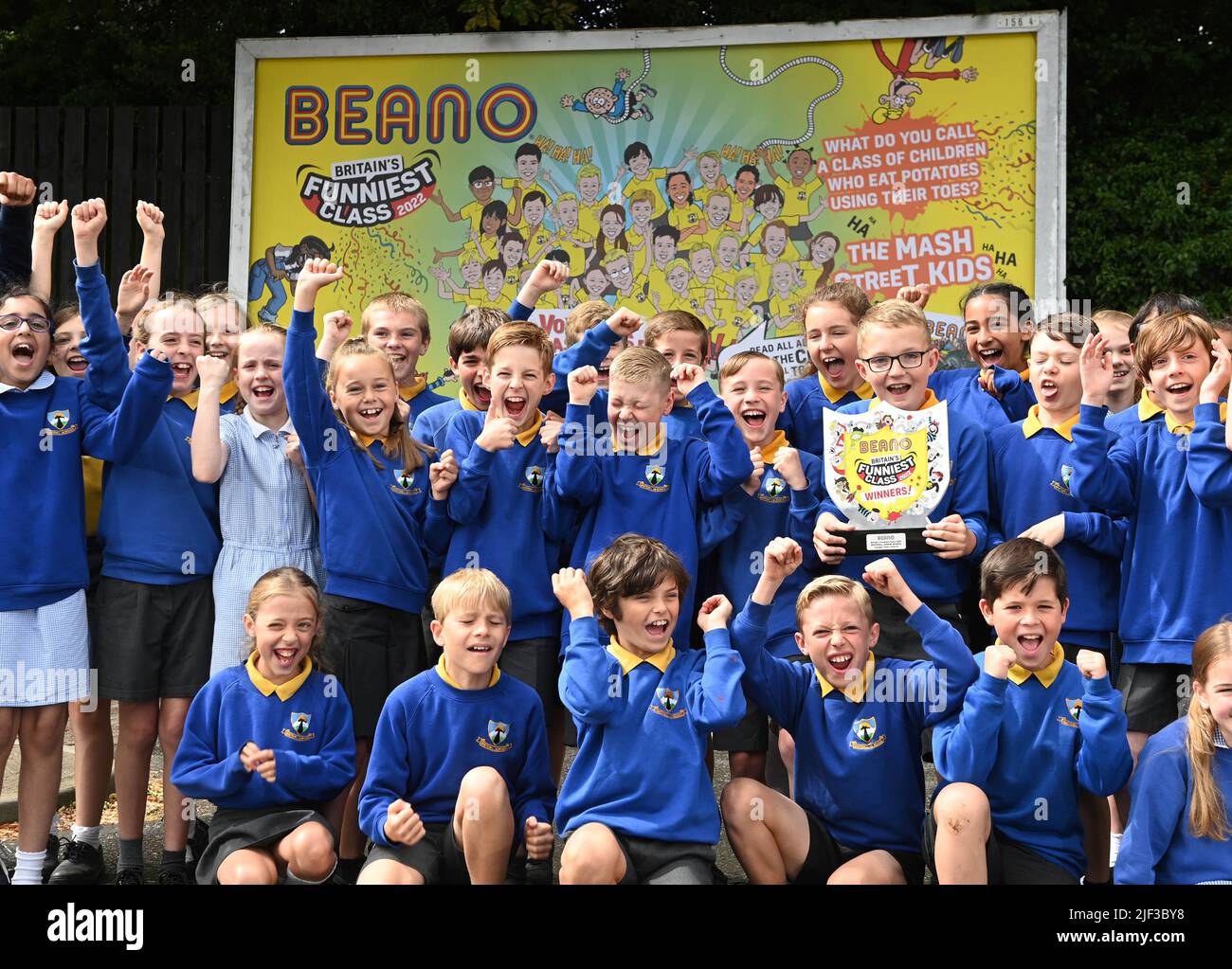 USO EDITORIALE SOLO gli allievi della classe Voyager Year 5 alla Whitehill Junior School svelano un cartellone che illustra il loro scherzo vincente mentre vengono presentati con il trofeo Beano 'Britain's Funniest Class' dal fumettista Danny Pearson, Hertfordshire. Data foto: Mercoledì 29 giugno 2022. La classe si è rivolta alla barzelletta vincente: "Che cosa chiami una classe di bambini che mangiano patate usando le dita dei piedi? - The Mash Street Kids!". La competizione è stata feroce quest'anno con scherzi esilaranti provenienti da tutta la nazione e ricevendo oltre 190.000 voti dal pubblico. L'iniziativa annuale, cr Foto Stock USO EDITORIALE SOLO gli allievi della classe Voyager Year 5 alla Whitehill Junior School svelano un cartellone che illustra il loro scherzo vincente mentre vengono presentati con il trofeo Beano 'Britain's Funniest Class' dal fumettista Danny Pearson, Hertfordshire. Data foto: Mercoledì 29 giugno 2022. La classe si è rivolta alla barzelletta vincente: "Che cosa chiami una classe di bambini che mangiano patate usando le dita dei piedi? - The Mash Street Kids!". La competizione è stata feroce quest'anno con scherzi esilaranti provenienti da tutta la nazione e ricevendo oltre 190.000 voti dal pubblico. L'iniziativa annuale, cr Foto Stock
